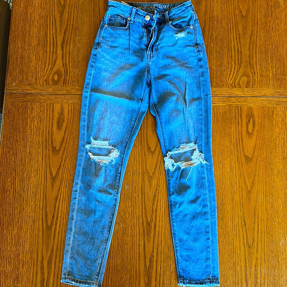 American Eagle Jeans. Mom Jean. Stretchy Jean material. Size 000 Regular